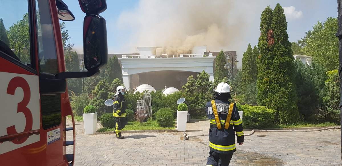 Incendiu devastator în bucătăria unui complex din Otopeni! Deflagrația se manifestă cu degajări mari de fum! / VIDEO