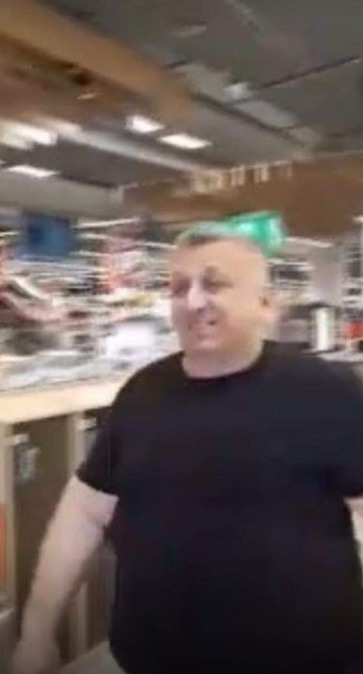 Incident șocant la un supermarket din Capitală! Client scuipat de un paznic/ FOTO