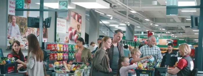 Incident șocant la un supermarket din Capitală! Client scuipat de un paznic/ FOTO