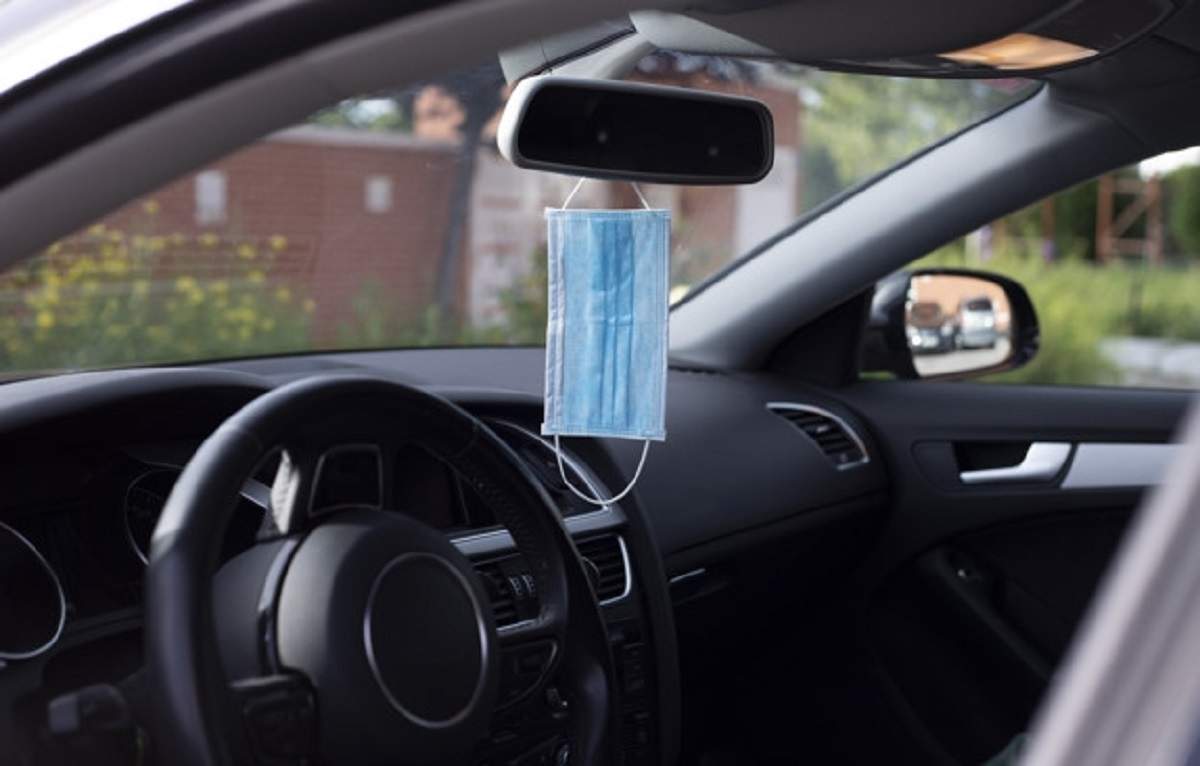 De ce nu e bine să îți agăți masca de oglinda retrovizoare