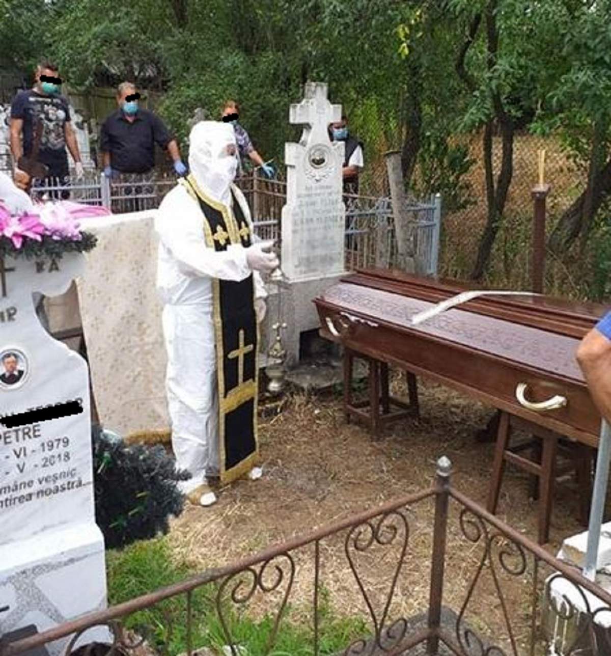 Un preot din Olt a ținut o slujbă de înmormântare îmbrăcat în combinezon, având pe deasupra și patrafirul! Explicația duhovnicului! / FOTO
