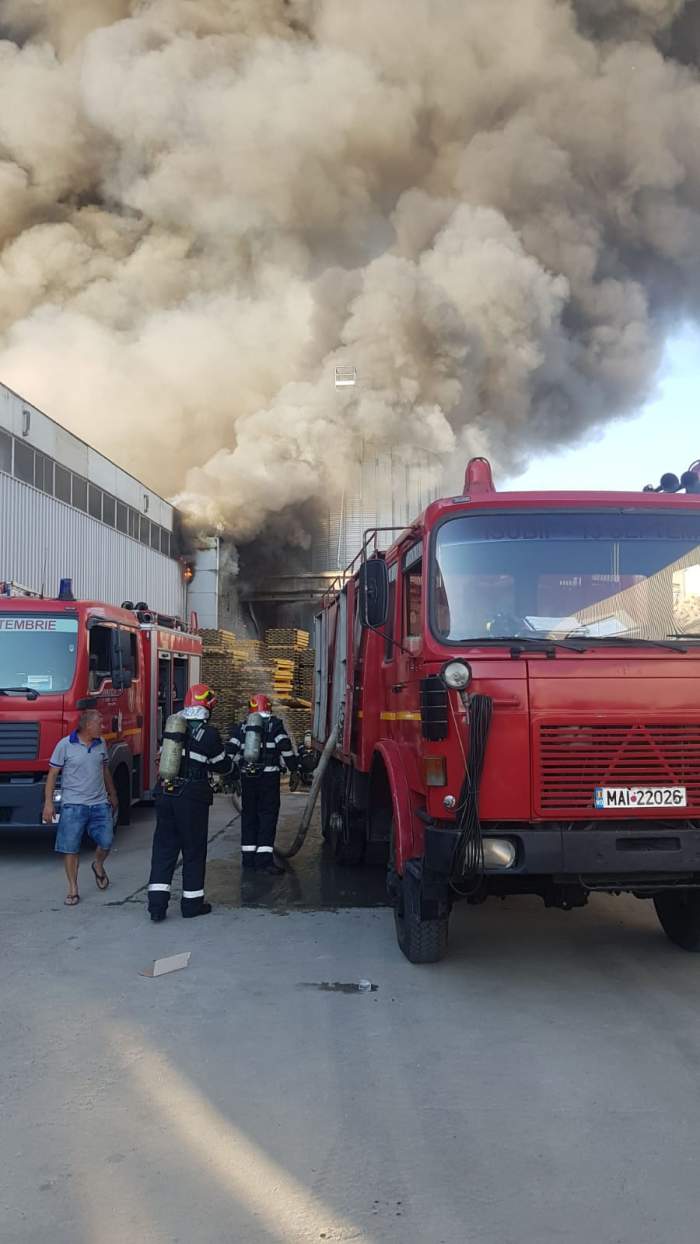 Incendiu puternic lângă Capitală! Arde o fabrică de alimente! /  VIDEO