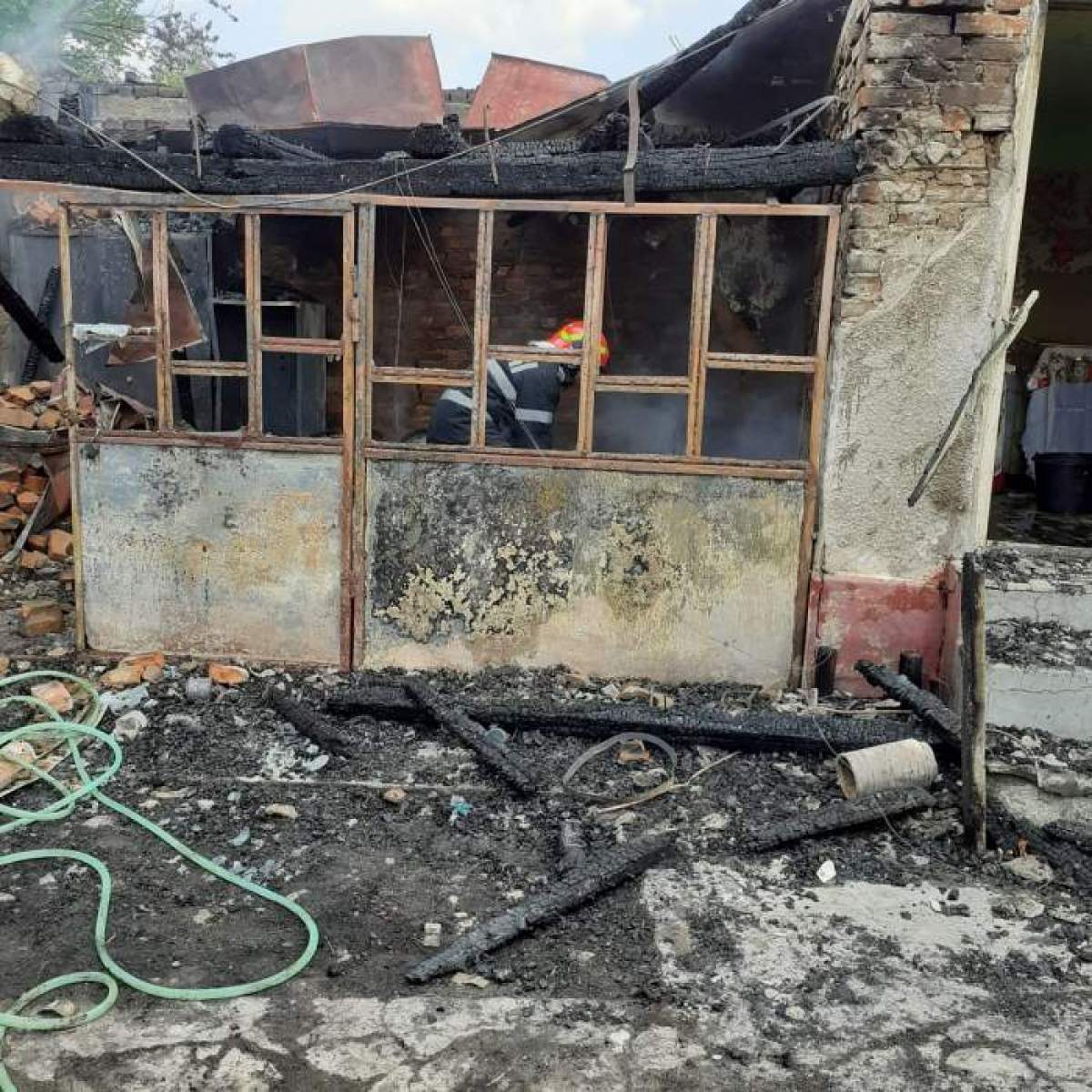 Un copil de 10 ani a fost la un pas de moarte, după ce casa i-a luat foc, în Vâlcea! Pompierii se chinuie să stingă incendiul