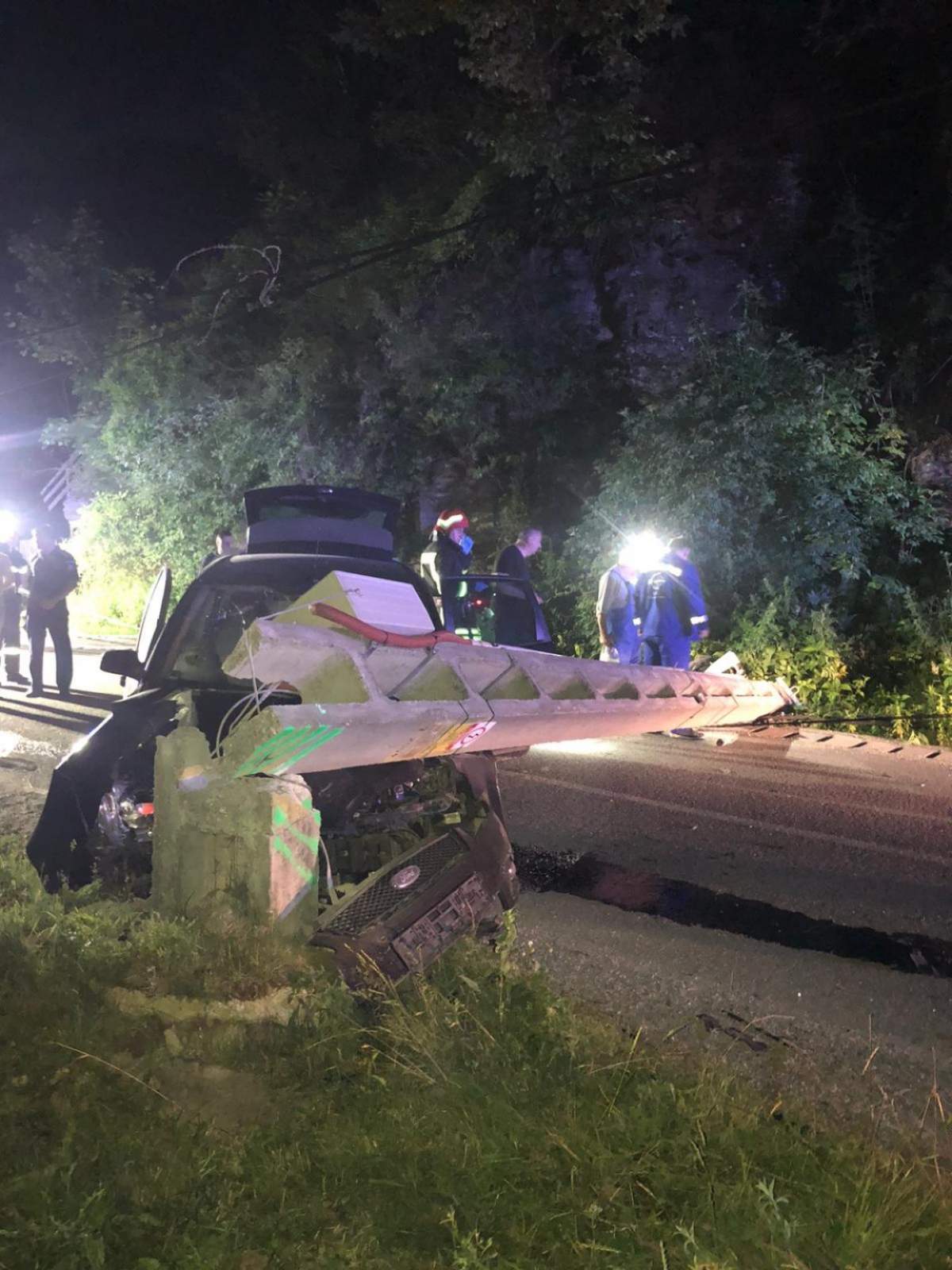 Un mort și doi răniți în Bistrița-Năsăud, după ce un tânăr de 19 ani a intrat cu mașina într-un stâlp!