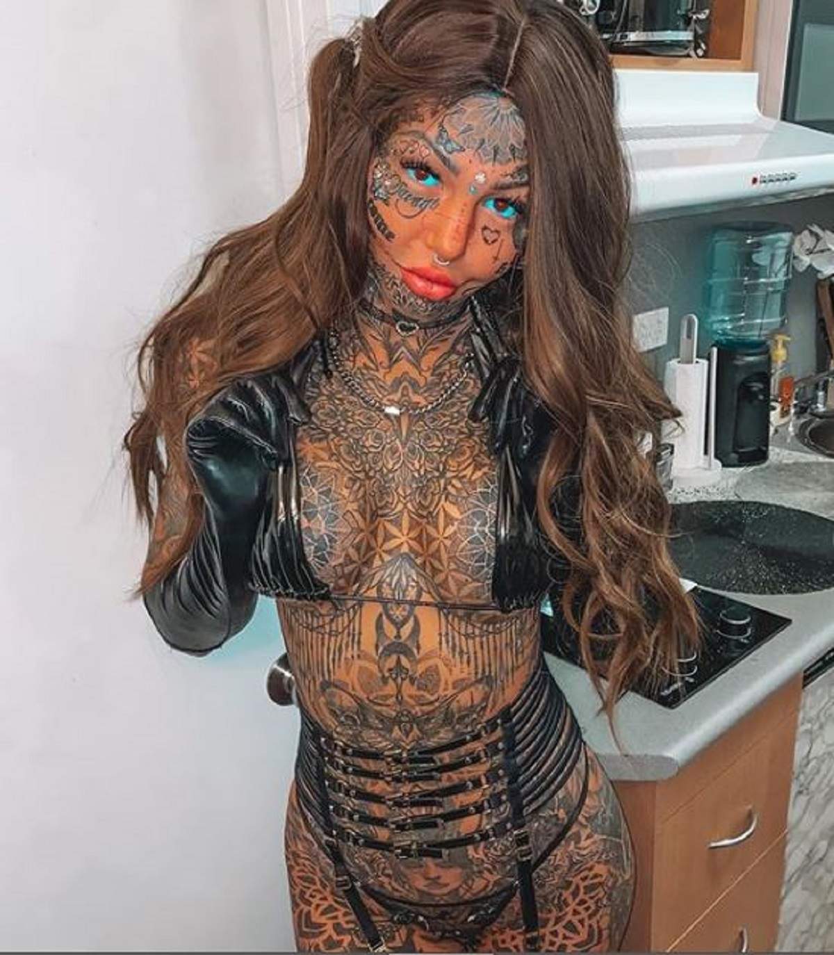 Averea uriașă cheltuită de „fata dragon” pe schimbările bizare de look. Are peste 600 de tatuaje / FOTO