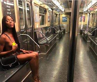 Naomi Campbell, goală la metrou! Modelul a lăsat la vedere tot! / FOTO