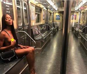 Naomi Campbell, goală la metrou! Modelul a lăsat la vedere tot! / FOTO