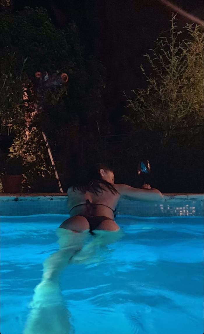 Raluka le-a arătat tuturor posteriorul său bombat. Artista a încins atmosfera în miezul nopţii, la piscină / FOTO