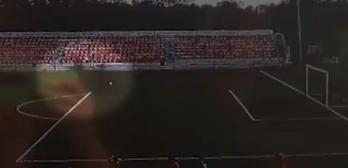 Un fotbalist a fost lovit de fulger, în timpul antrenamentelor! Atenție, imagini șocante! / VIDEO