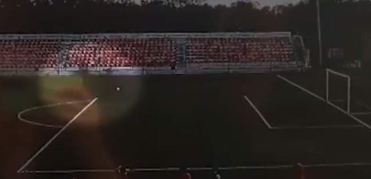 Un fotbalist a fost lovit de fulger, în timpul antrenamentelor! Atenție, imagini șocante! / VIDEO