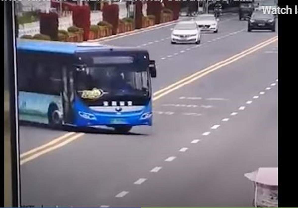 Tragedie în China! Zeci de morți și răniți după ce un autobuz a plonjat direct în lac! / FOTO