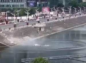 Tragedie în China! Zeci de morți și răniți după ce un autobuz a plonjat direct în lac! / FOTO