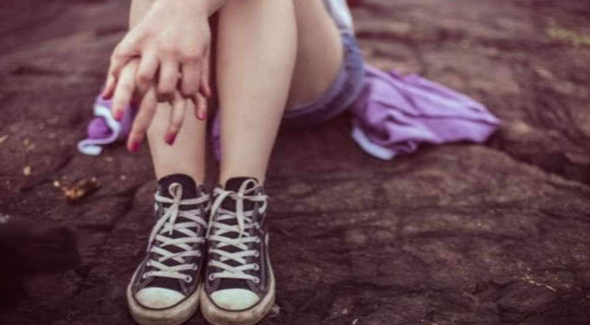 O fetiță de 10 ani a fost găsită cu gâtul tăiat și cuvinte scrijelite pe corp! Cine a comis oribila crimă