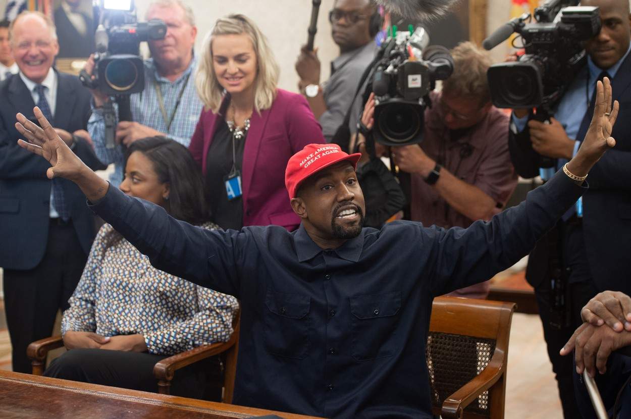Kanye West spune că a avut coronavirus și că se roagă pentru un vaccin: „Aveam frisoane, tremuram în pat”