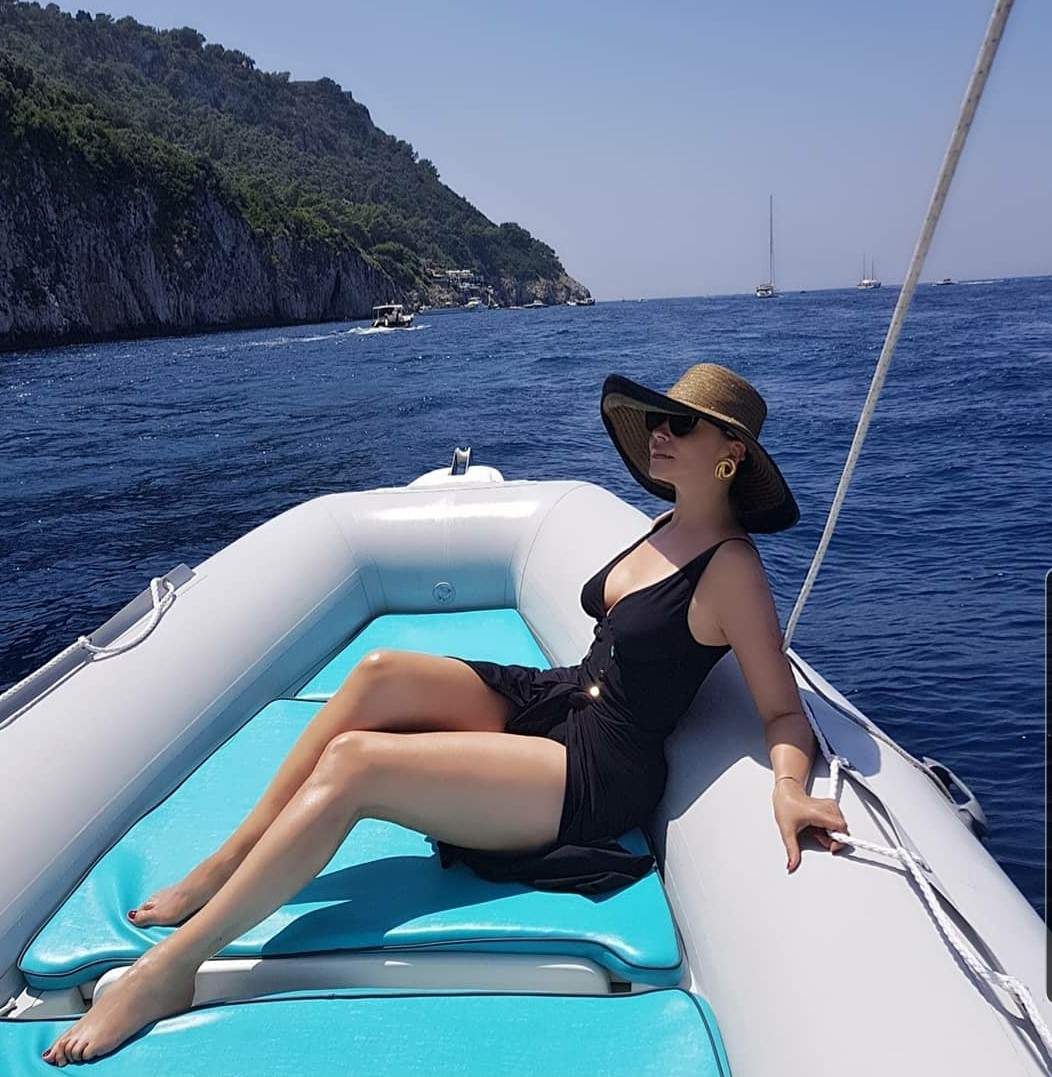 Andreea Marin nu aruncă banii pe haine. Poartă același costum de baie de peste 5 ani. Vezi cum arată acesta/ FOTO