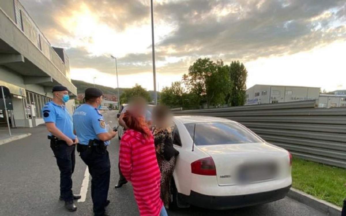 Un copil  trimis la cerșit era supravegheat de familie dintr-o mașină de lux! Părinții tocmai s-au întors din Suedia / FOTO