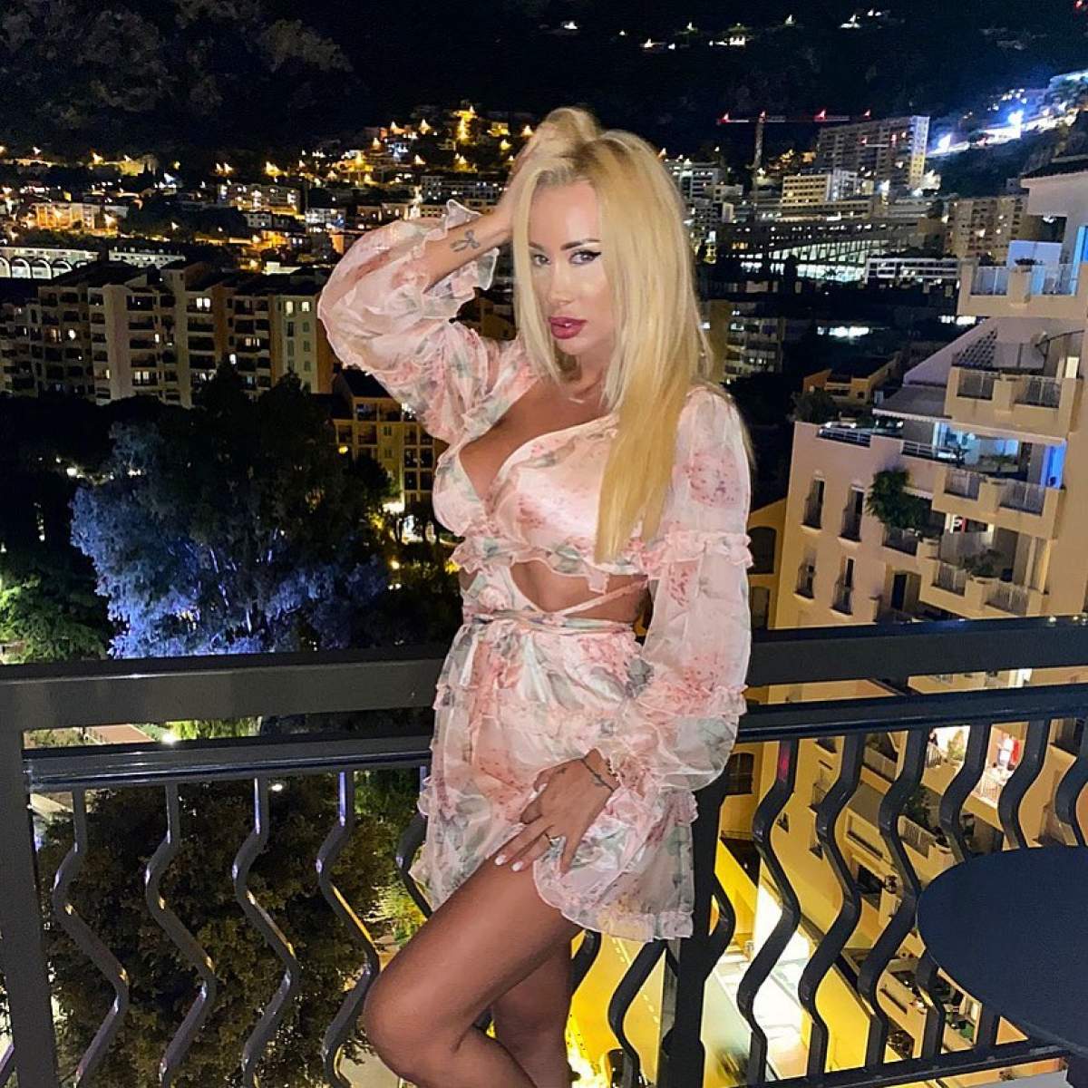 Simona Trașcă a spus ce trebuie să facă bărbații pentru a o avea în dormitor. Blonda ar renunța la haine pentru un singur lucru / FOTO
