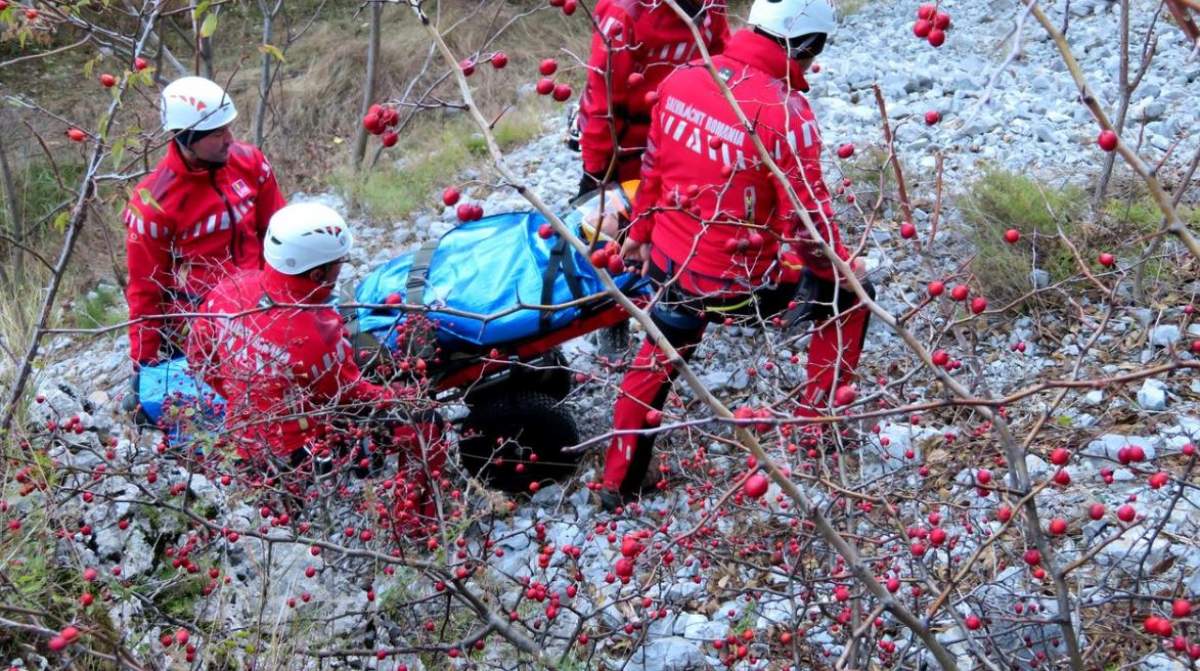 Un tânăr din Iași a fost găsit în stare gravă de salvamontiși, după ce prietenii săi de drumeție l-au părăsit pe muntele Ceahlău: „Murea până dimineață”