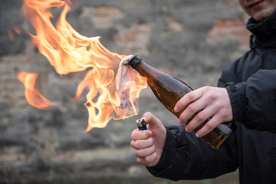 O polițistă și un jandarm, din Vâlcea, amenințați cu un topor și un cocktail Molotov