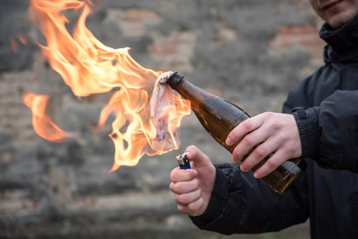 Scene ca în filmele de acțiune, în județul Vâlcea! O polițistă și un jandarm, amenințați cu un topor și un cocktail Molotov