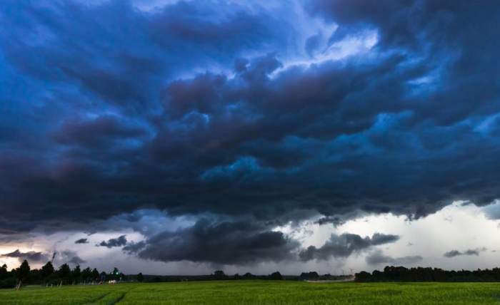 Vești proaste de la ANM! Cod galben de furtuni în 19 județe ale țării! De când intră în vigoare