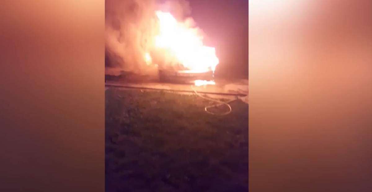 Niște interlopi au incendiat gospodăria unei familii din Vâlcea, drept răzbunare