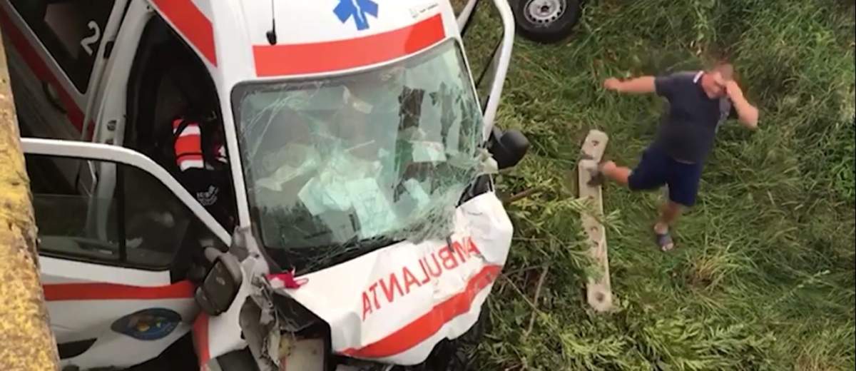 Ambulanță care transporta un bolnav de COVID-19, accidentată grav! Autovehiculul s-a răsturnat de pe un pod / VIDEO