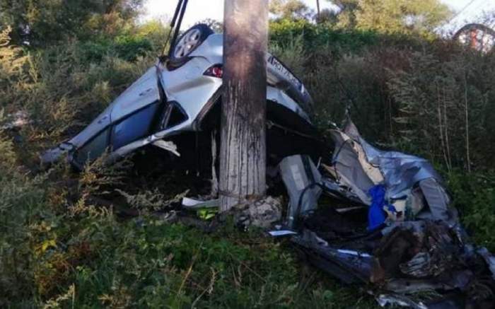 Tânăr de 28 de ani, mort într-un accident tragic în Harghita! Autoturismul s-a făcut bucăți în urma impactului cu un copac!