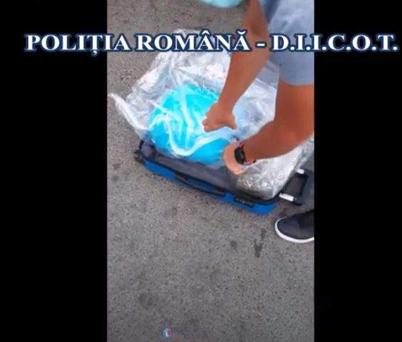 Traficanți de substanțe interzise, prinși în flagrant pe o stradă din Ilfov! Drogurile din geamantan valorau 10.000 de euro / VIDEO