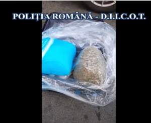 Traficanți de substanțe interzise, prinși în flagrant pe o stradă din Ilfov! Drogurile din geamantan valorau 10.000 de euro / VIDEO