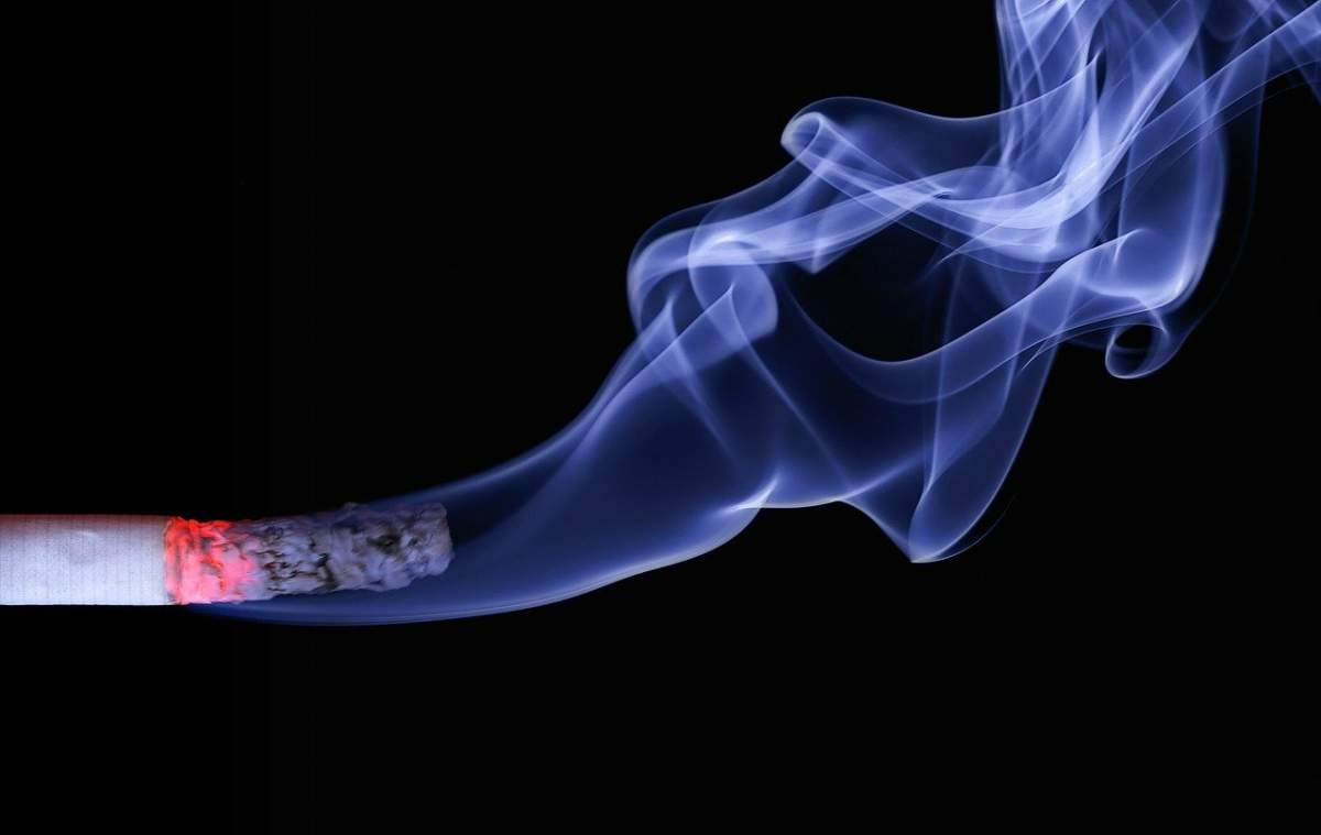 Fumatul a devenit interzis la terase! Experții susțin că fumul poate transporta particule de coronavirus. Ce regiune a luat această decizie