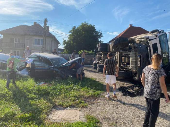 Accident în lanț la Bistrița! Mai multe mașini au intrat în carambol, după ce un TIR s-a răsturnat / FOTO