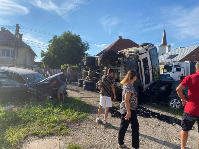 Accident în lanț la Bistrița! Mai multe mașini au intrat în carambol, după ce un TIR s-a răsturnat / FOTO