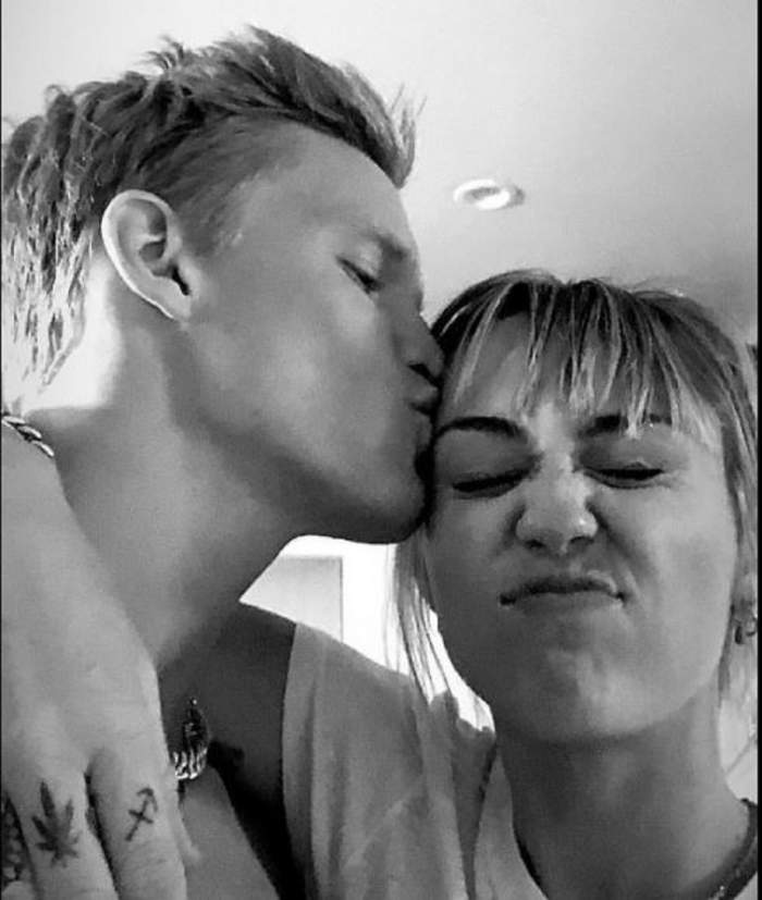 Miley Cyrus și Cody Simpson s-au despărțit! Cuplul des criticat și-a spus „adio” după 10 luni de relație