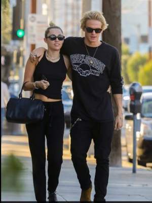 Miley Cyrus și Cody Simpson s-au despărțit! Cuplul des criticat și-a spus „adio” după 10 luni de relație