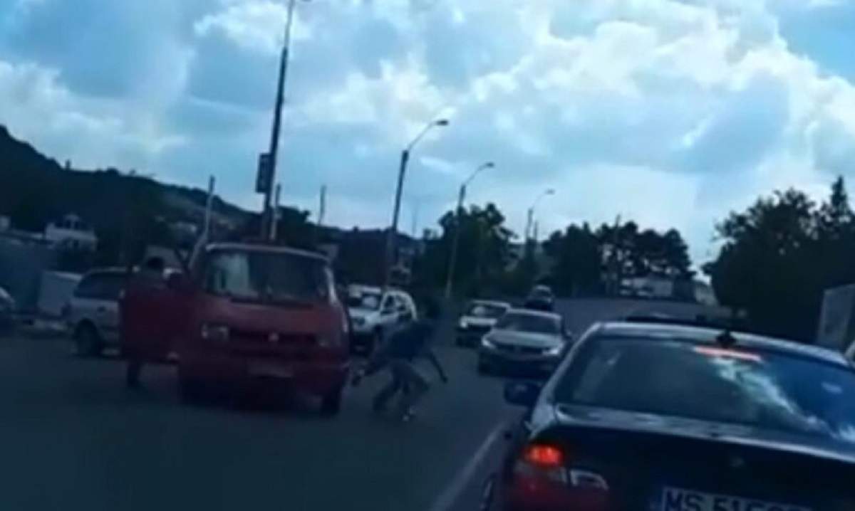 Bătaie ca-n filme în Mureș! 4 victime au ajuns la spital, după ce și-au împărțit pumni și picioare în plină stradă! Motivul este unul halucinant! / FOTO