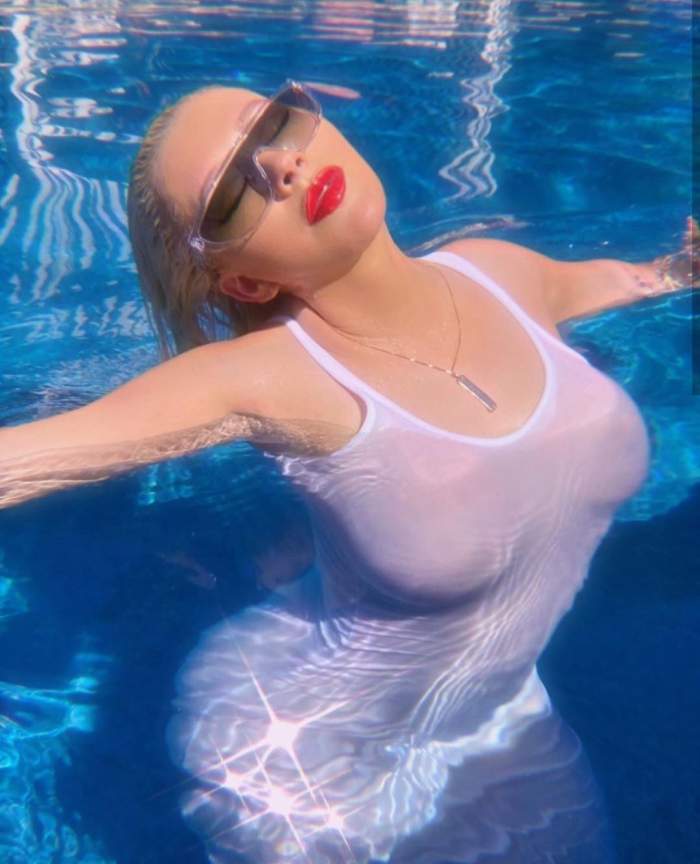 Christina Aguilera, apariție de senzație, la piscină! Cântăreața de 40 de ani și-a etalat bustul generos / FOTO