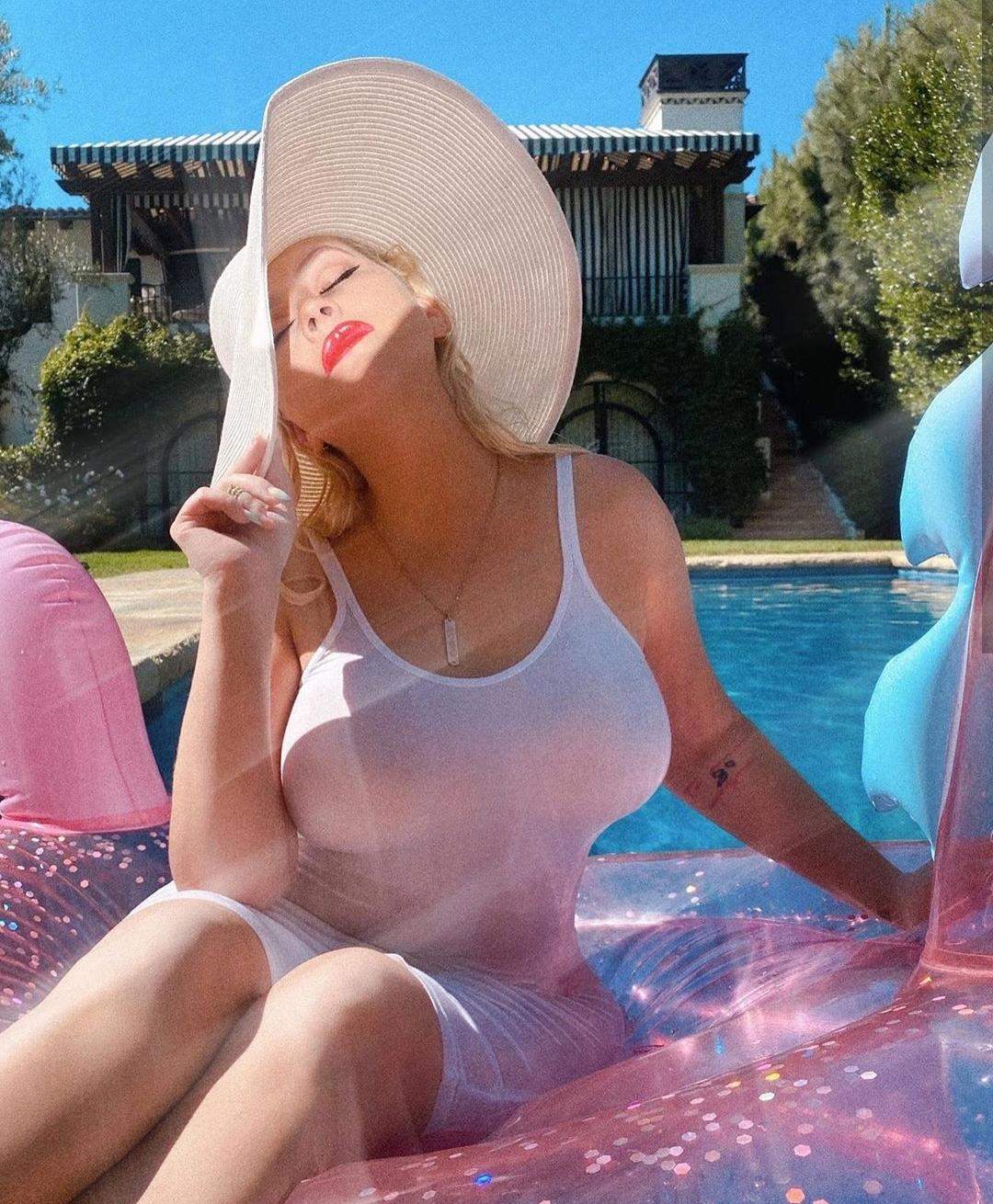 Christina Aguilera, apariție de senzație, la piscină! Cântăreața de 40 de ani și-a etalat bustul generos / FOTO