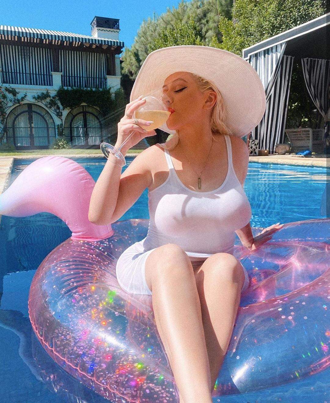 Christina Aguilera, apariție de senzație, la piscină! Cântăreața de 40 de ani și-a etalat bustul generos / FOTO