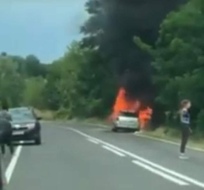 Un autoturism s-a făcut scrum pe o șosea din județul Bacău! Mașina a ars ca o torță / VIDEO