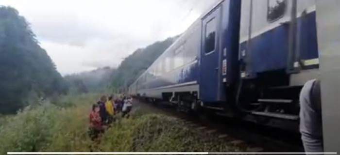 Tren cuprins de flăcări în Prahova! La bord se aflau 200 de pasageri / FOTO