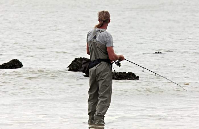 Eveniment nefericit pentru un bărbat aflat la pescuit! Un pește l-a ucis, după ce i-a sărit în barcă. Familia a asistat șocată la incident