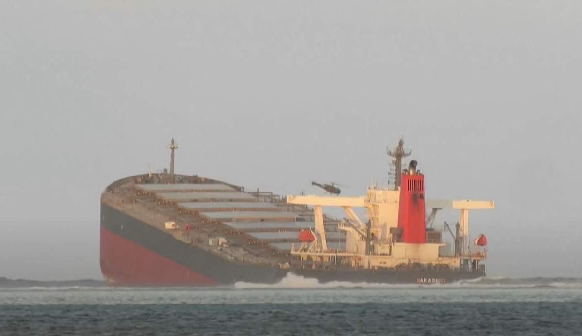 Catastrofă în coastele din Mauritius! O navă cu peste 3.000 de tone de benzină s-a rupt în două în ocean / VIDEO