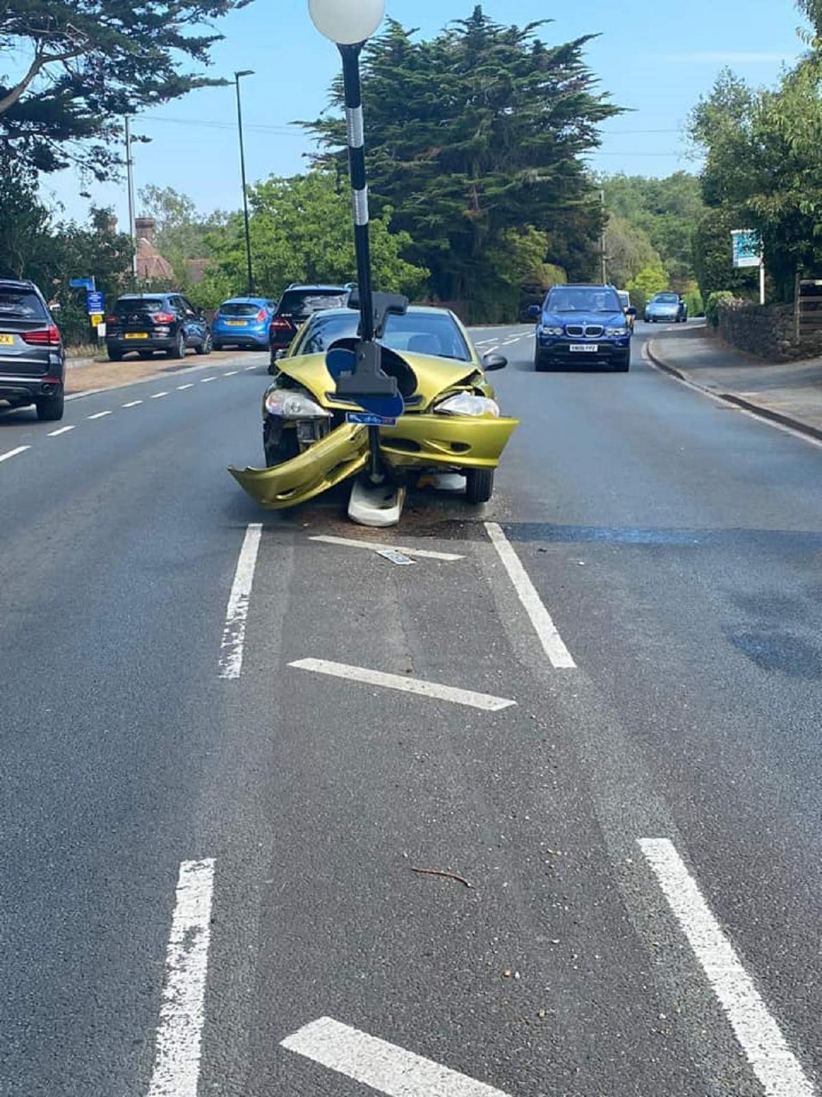 Accident rutier din cauza unui păianjen! Șoferul s-a speriat de „intrus” și a ajuns într-un stâlp! / FOTO