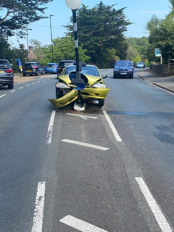 Accident rutier din cauza unui păianjen! Șoferul s-a speriat de „intrus” și a ajuns într-un stâlp! / FOTO