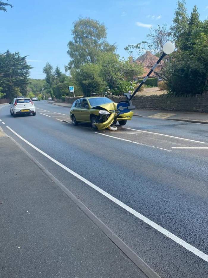 Accident rutier din cauza unui păianjen! Șoferul s-a speriat de „intrus” și a ajuns într-un stâlp! / FOTO