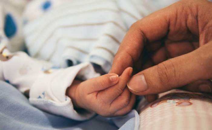 Un nou-născut a fost botezat „Covid” de părinții lui, după ce a fost adus pe lume în pandemie! Reacția medicilor: „Lipsă de respect”