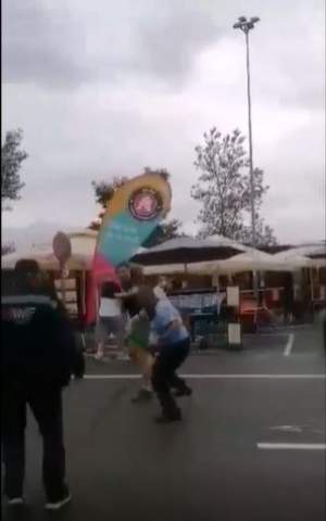 Scandal într-o parcare din Cluj-Napoca! Un agent de pază a lovit cu bastonul un tânăr care înjura necontrolat / FOTO
