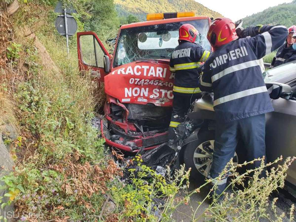 Accident cumplit la Sibiu! Trei adulți și un copil, în stare gravă la spital