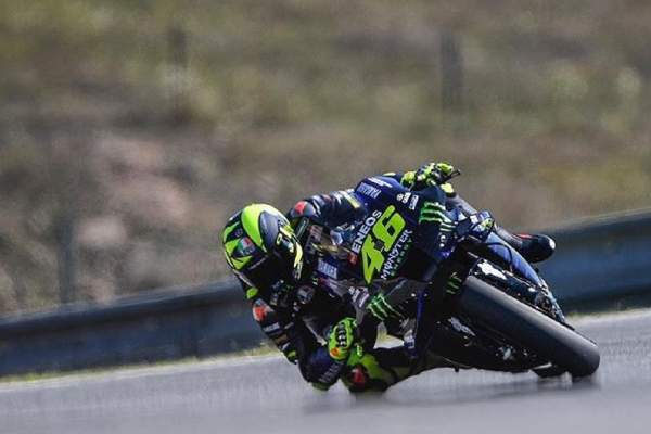 Cine este Valentino Rossi, sportivul care a văzut moartea cu ochii la cursa Moto GP din Austria! Imaginile au făcut înconjurul lumii